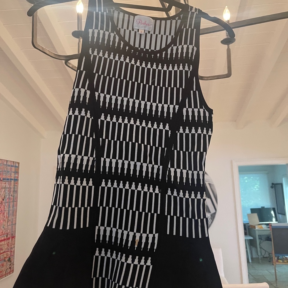 Parker top, black and white. In size S